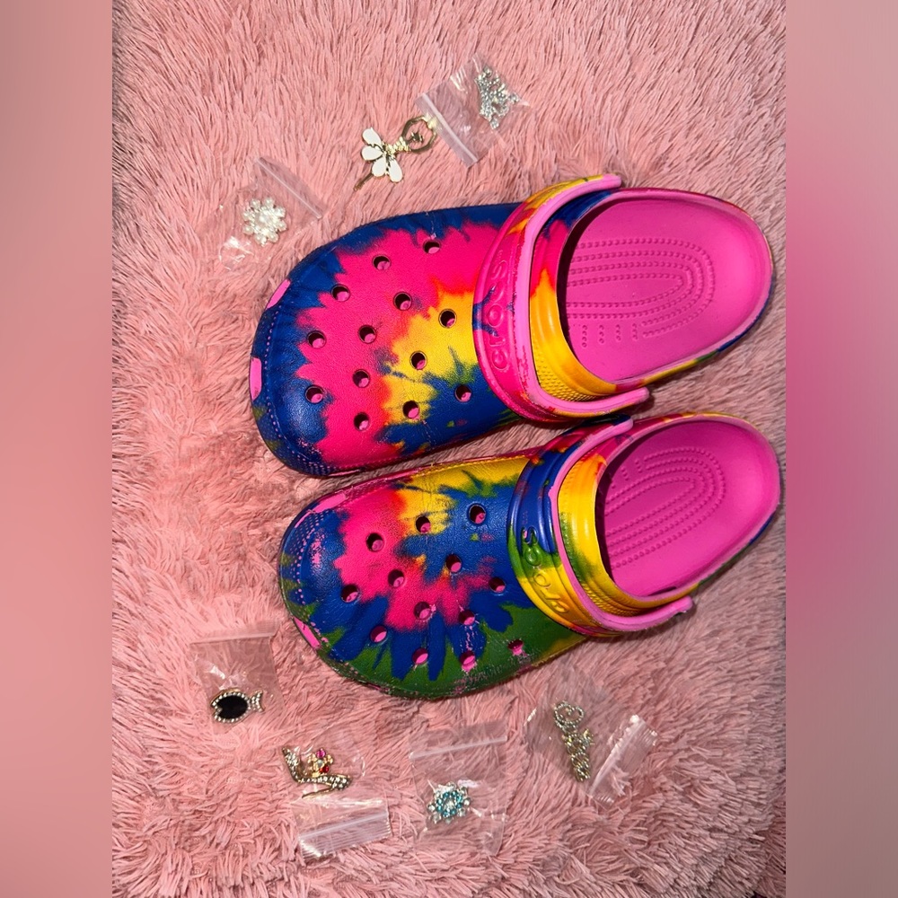 CROCS SIZE 9 woman 7 men
